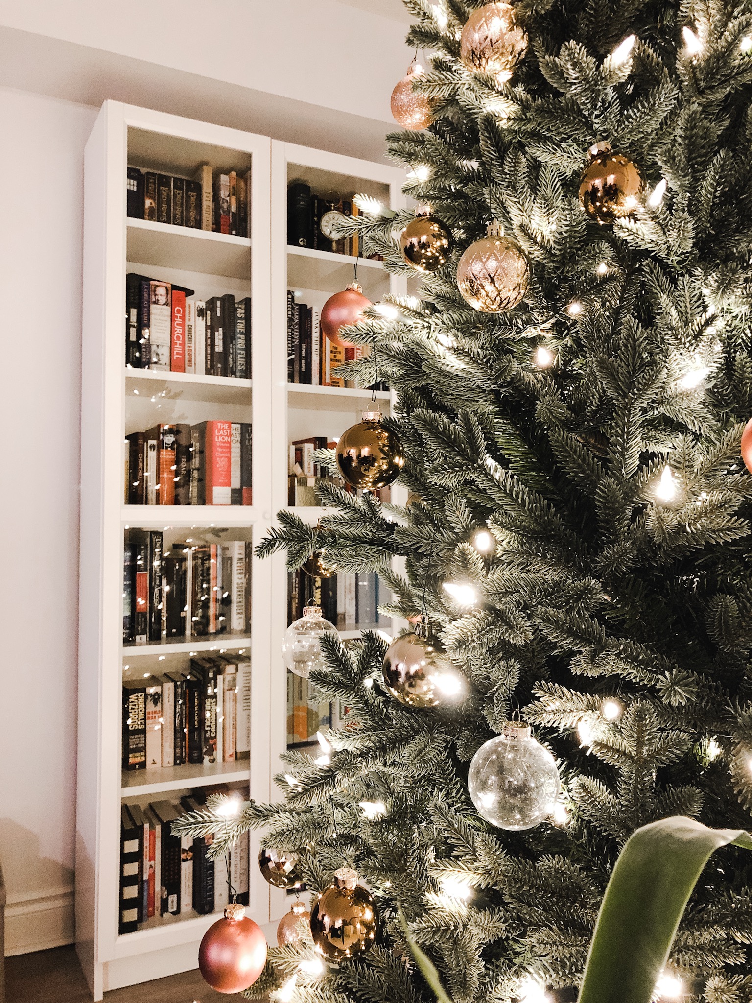 TIPS TO NOT BE LEFT SAD AND BROKE AFTER THE HOLIDAY SEASON
